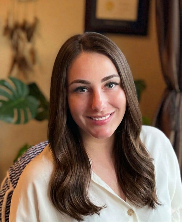 Nicole headshot 2026 768x935